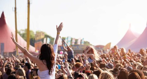 crowds-enjoying-themselves-at-outdoor-music-P4CNS8V.jpg